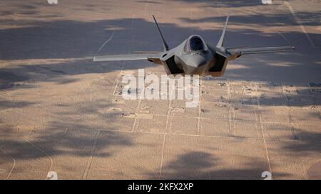 HE 412. Test Wing führte in Zusammenarbeit mit dem NASA Armstrong Flight Research Center vor der Aerospace Valley Air Show 2022 einen Überflug über das Greater Antelope Valley in Kalifornien durch. Die Überführung flog über 55 Schulen und bot den Schülern eine sichtbare Darstellung der Unterrichtspläne, die von der US Air Force Test Pilot School und der NASA erstellt wurden. Die Flüge boten den Besatzungen auch wertvolle Trainingszeit in Fertigkeiten wie Formationsflug und Zeit auf Zielen. Stockfoto