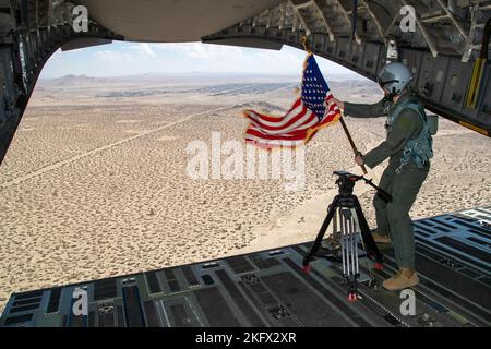 Der Testflügel 412. führte in Zusammenarbeit mit dem NASA Armstrong Flight Research Center vor der Aerospace Valley Air Show 2022 einen Überflug über das Greater Antelope Valley in Kalifornien durch. Die Überführung flog über 55 Schulen und bot den Schülern eine sichtbare Darstellung der Unterrichtspläne, die von der US Air Force Test Pilot School und der NASA erstellt wurden. Die Flüge boten den Besatzungen auch wertvolle Trainingszeit in Fertigkeiten wie Formationsflug und Zeit auf Zielen. Stockfoto