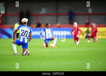 Crawley, Großbritannien. 20.. November 2022. Die Spieler knien vor dem FA Women's Super League-Spiel zwischen Brighton & Hove Albion Women und Liverpool Women am 20. 2022. November im People's Pension Stadium in Crawley, Großbritannien. (Foto von Jeff Mood/phcimages.com) Quelle: PHC Images/Alamy Live News Stockfoto