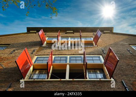 Schönes Gebäude mit offenen Markisen und Fenster in Amsterdam, Holland, Niederlande Stockfoto