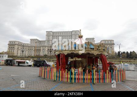 Bukarest, Rumänien - 20. November 2022: Details vom Weihnachtsmarkt auf dem Piata Constitutiei (Platz der Verfassung) in Bukarest. Stockfoto