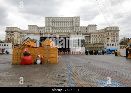 Bukarest, Rumänien - 20. November 2022: Details vom Weihnachtsmarkt auf dem Piata Constitutiei (Platz der Verfassung) in Bukarest. Stockfoto