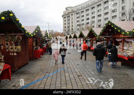 Bukarest, Rumänien - 20. November 2022: Details vom Weihnachtsmarkt auf dem Piata Constitutiei (Platz der Verfassung) in Bukarest. Stockfoto