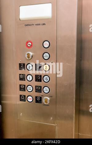 Metallisches Bedienfeld für Aufzüge mit Drucktasten für den Boden oder die Insassen Stockfoto