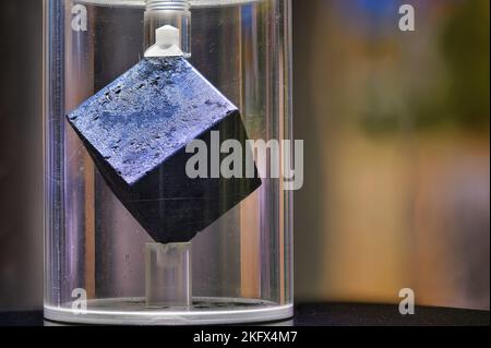 Uran Dark Cube aus dem Weltkrieg 2 Stockfoto