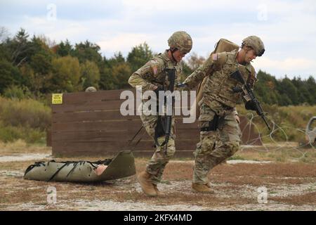 U.S. Army Medical Readiness Command, West’s Best Medic Competition Konkurrenten vom General Leonard Wood Army Community Hospital, Maj. Les Armstrong, Left, und Staff Sgt. Garrett Troutt tritt in einem Stress-Shoot-Event und Unfallrettung Oktober 12 auf Fort Leonard Wood, Mo. Stockfoto