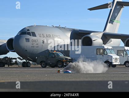 Ein ferngesteuertes Auto und eine Rauchbombe werden verwendet, um ein Gewaltschutzszenario auf der Fluglinie während der Übung Rainier war 22B auf der Joint Base Lewis-McChord, Washington, 12. Oktober 2022 zu simulieren. Neben Luftaufzugsoperationen führte Team McChord während des Rainier-Krieges 22B auch Frachten- und Personalverarbeitungsszenarien, chemische, biologische, radiologische und nukleare sowie Force-Protection-Szenarien durch. Stockfoto