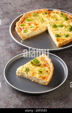 Hausgemachter romanesco Brokkoli und Käsepie in Nahaufnahme auf einem Teller auf dem Tisch. Vertikal Stockfoto