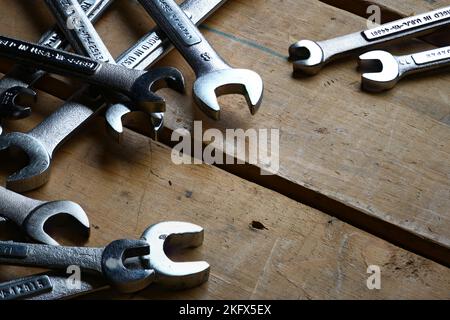 Gabelschlüssel auf Werkbank aus Holz