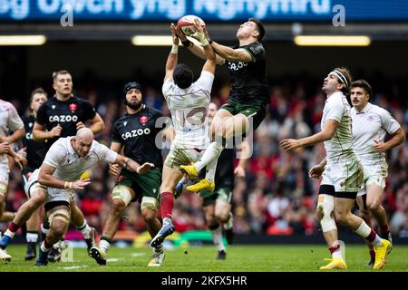 Josh Adams aus Wales und Tedo Abzhandadze aus Georgien während der Herbstnationen-Serie 2022, Rugby-Union-Testspiel zwischen Wales und Georgien am 19. November 2022 im Millenium Stadium in Cardiff, Wales Stockfoto