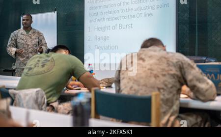 UNTERSTÜTZUNG DER MARINE, BAHRAIN (OKT 12, 2022) – Eine Marine, die der amphibischen Naval Task Force zugewiesen wurde 51/5. 12 Expeditionary Brigade (TF 51/5) ruft Marines, die dem Central Command (FASTCENT) des Anti-Terror-Sicherheitsteams der Flotte an Bord der Naval Support Activity , Bahrain, zugewiesen wurden, zu Bränden auf. Während des Kurses bedeckten die Marines Gitter- und Polarmissionen, Zielidentifikation, Zielort und Funketikette. Der TF 51/5 reagiert auf Krisen und Eventualitäten, koordiniert, plant und führt Operationen durch, führt eine Zusammenarbeit im Bereich der Theatersicherheit durch und entwickelt neue Marinekonzepte auf See Stockfoto