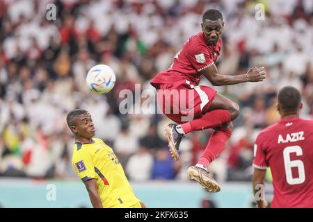 Al-Khor, Katar. 20.. November 2022. Der ecuadorianische Jhegson Mendez und der katarische Almoez Ali kämpfen während eines Fußballspiels zwischen Katar und Ecuador, dem Eröffnungsspiel der FIFA Fußball-Weltmeisterschaft 2022 am Sonntag, den 20. November 2022 in Al Khor, Bundesstaat Katar, um den Ball. Die Weltmeisterschaft findet vom 20. November bis zum 18. Dezember statt. BELGA FOTO BRUNO FAHY Quelle: Belga Nachrichtenagentur/Alamy Live News Stockfoto