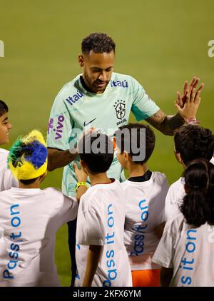 O atacante Neymar Jr com crianças durante o Treino da Seleção Brasileira para a Copa do Mundo da FIFA Catar 2022 realizado no estádio Grand Hamad Stadium em Doha, Catar. Stockfoto