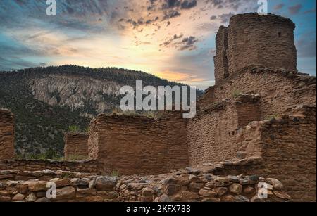 Ruinen der Mission San José de los Jémez, erbaut im Jahr 1621, mit Blick über das Jemez River Tal bei Sonnenuntergang mit Kalkstein Hoodoos im Hintergrund. Stockfoto