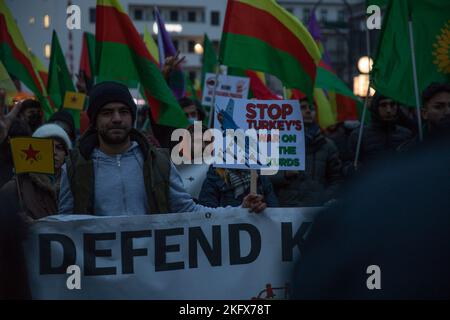 Protest am 20. November 2022 auf dem Hermannplatz in Berlin Neukölln wegen der jüngsten Angriffe des türkischen Militärs gestern Abend. Deutsche kurdische Vereinigungen haben die Luftoffensive der Türkei im Nordosten Syriens und im Nordirak verurteilt und ihre Diaspora-Gemeinschaft dazu aufgerufen, in mehreren deutschen Städten dringende Proteste abzuhalten. Das türkische Militär griff die Stadt Kobanî (Ayn al-Arab) im Norden Syriens an. In sozialen Netzwerken berichteten Bewohner der iranischen Stadt Mahabad von Explosionen und dem Geräusch von Schüben. Es gab auch weit verbreitete Stromausfälle. Nach tagelang andauern Protesten fürchten Aktivisten einen Blo Stockfoto