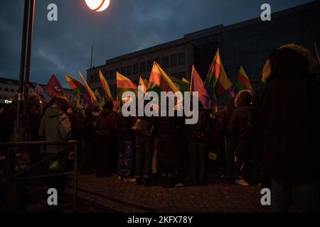 Protest am 20. November 2022 auf dem Hermannplatz in Berlin Neukölln wegen der jüngsten Angriffe des türkischen Militärs gestern Abend. Deutsche kurdische Vereinigungen haben die Luftoffensive der Türkei im Nordosten Syriens und im Nordirak verurteilt und ihre Diaspora-Gemeinschaft dazu aufgerufen, in mehreren deutschen Städten dringende Proteste abzuhalten. Das türkische Militär griff die Stadt Kobanî (Ayn al-Arab) im Norden Syriens an. In sozialen Netzwerken berichteten Bewohner der iranischen Stadt Mahabad von Explosionen und dem Geräusch von Schüben. Es gab auch weit verbreitete Stromausfälle. Nach tagelang andauern Protesten fürchten Aktivisten einen Blo Stockfoto