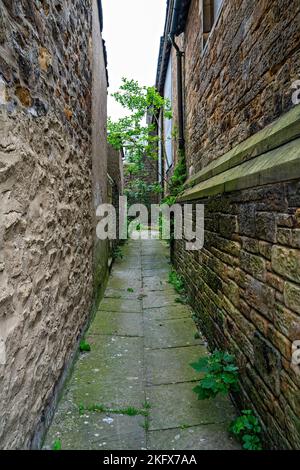 Enge Gasse zwischen Gebäuden Stockfoto