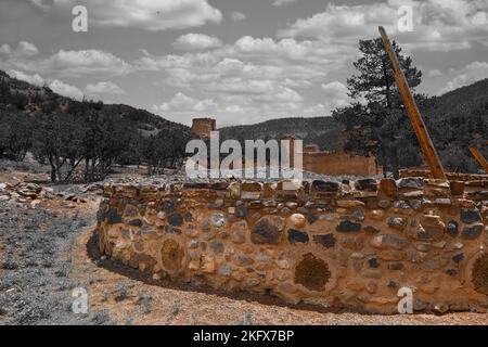 Gíusewa Pueblo Kiva mit den Ruinen der Mission San José de los Jémez im Hintergrund. Stockfoto