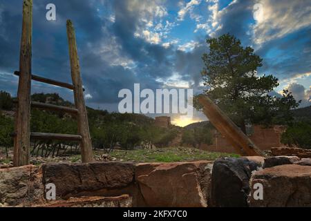 Gíusewa Pueblo Kiva mit den Ruinen der Mission San José de los Jémez im Hintergrund bei Sonnenaufgang. Stockfoto