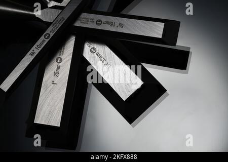 Holzmeißel Nahaufnahme auf dunklem Glas Stockfoto