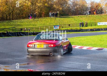 2004 Red MAZDA MX5I 1839cc 5 Schaltgetriebe; Hochgeschwindigkeitskurvenfahrten auf nassen Straßen am Three Sisters Drift Day in Wigan, Großbritannien Stockfoto