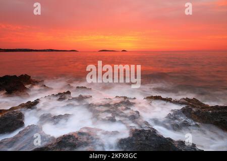 Wellen krachen auf Bombay Beach, Santa Eulalia, Ibiza, Balearen, Spanien. Europa. Stockfoto