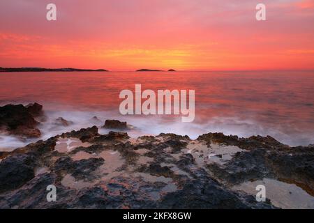 Wellen krachen auf Bombay Beach, Santa Eulalia, Ibiza, Balearen, Spanien. Europa. Stockfoto