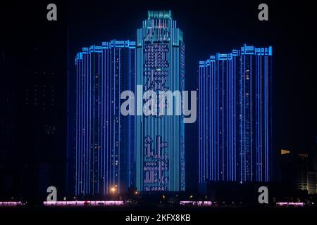 Wuhan, Chinas Provinz Hubei. 20.. November 2022. Mehrere Gebäude werden zur Feier des Weltkindertages in Wuhan, der zentralchinesischen Provinz Hubei, am 20. November 2022, beleuchtet. Quelle: Wu Zhizun/Xinhua/Alamy Live News Stockfoto