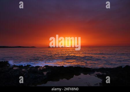 Wellen krachen auf Bombay Beach, Santa Eulalia, Ibiza, Balearen, Spanien. Europa. Stockfoto