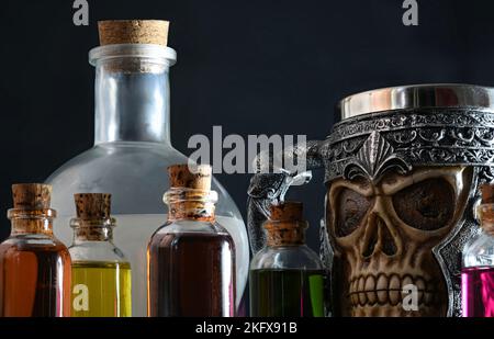 Farbige Ölflaschen auf schwarzem Hintergrund Stockfoto