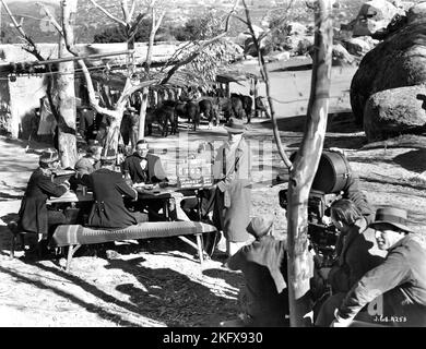 PAUL MUNI und Regisseur WILLIAM DIETERLE am Drehort offen mit Cast und Movie / Film Crew während der Dreharbeiten zu JUAREZ 1939 Regisseur WILLIAM DIETERLE Drehbuch John Huston Aeneas MacKenzie und Wolfgang Reinhardt Kameramann Tony Gaudio Musik Erich Wolfgang Korngold Warner Bros Stockfoto