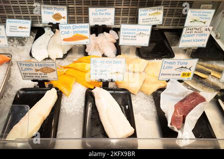 Eine Anzeige von frischen Fisch auf Eis auf P.A. Liddle und Söhne Fischhändler Stall in der Viktorianischen Markthalle Darlington Co Durham England Stockfoto