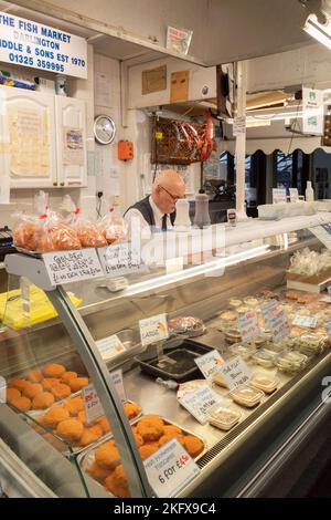 Fischhändler auf dem P.A.Liddle and Sons Stand im Darlington Market Stockfoto