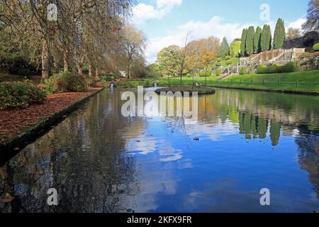 Formeller See unter dem Schloss, St. Fagans National History Museum. Herbst 2022. November Stockfoto