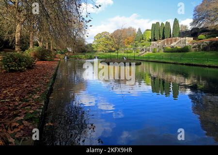 Formeller See unter dem Schloss, St. Fagans National History Museum. Herbst 2022. November Stockfoto