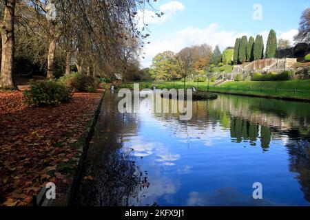 Formeller See unter dem Schloss, St. Fagans National History Museum. Herbst 2022. November Stockfoto