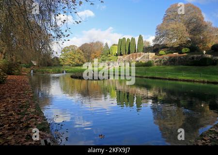 Formeller See unter dem Schloss, St. Fagans National History Museum. Herbst 2022. November Stockfoto