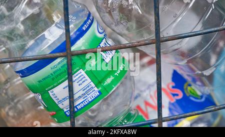 Plastikverschmutzung ist eine ernste Angelegenheit.einige Kunststoffe werden aus ozeanischen Schiffen abgeladen. Stockfoto