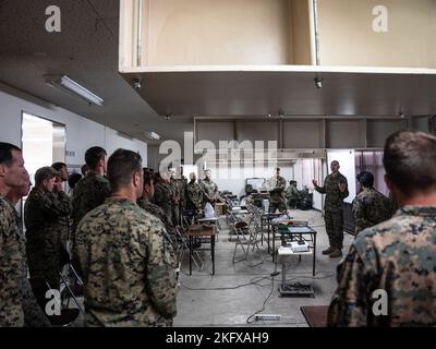 US Marine Corps LT. Col. Felix Guerra, der Bataillonskommandeur des 3. Bataillons, 3. Marineinfanteristen, 3. Marine Division, spricht während einer Geburtstagsfeier der Marine während der Übung Resolute Dragon 22 im Kamifurano Manövergebiet, Hokkaido, Japan, 13. Oktober 2022. Resolute Dragon 22 ist eine jährliche Übung zur Stärkung der Verteidigungsfähigkeiten der US-Japan-Allianz durch die Ausübung integrierter Kommando- und Kontrollfunktionen, das Anvisieren, die Kombination von Waffen und Manöver über mehrere Domänen hinweg. Stockfoto
