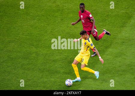 Al-Khor, Katar. 20.. November 2022. AL KHOR, KATAR - 20. NOVEMBER: Piero Hincapie aus Ecuador und Almoez Ali aus Katar während des Spiels der Gruppe A - FIFA World Cup Qatar 2022 zwischen Katar und Ecuador im Al Bayt-Stadion am 20. November 2022 in Al Khor, Katar (Foto: Pablo Morano/BSR Agency) Quelle: BSR Agency/Alamy Live News Stockfoto