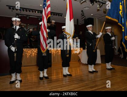 221013-N-FN963-1047 MARINELUFTANLAGE ATSUGI, JAPAN (OKT 13, 2022) der Farbwächter der Naval Air Facility (NAF) Atsugi präsentiert die Farben während der Eröffnungszeremonie des Navy Birthday Ball der Basis. NAF Atsugi unterstützt die Kampfbereitschaft von Commander, Fleet Air Western Pacific, Commander, Carrier Air Wing FIVE (CVW) 5, Helicopter Maritime Strike Squadron (HSM) 51 und 23 weiteren Mieterbefehlen und bietet logistische Unterstützung, Koordination und Dienste für Einheiten, die dem Westpazifik zugewiesen sind. Stockfoto