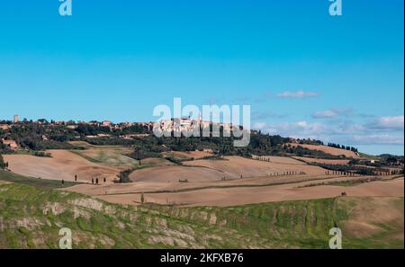 Blick vom Tal aus auf die mittelalterliche Stadt Pienza in der Toskana an einem sonnigen Herbsttag. Stockfoto