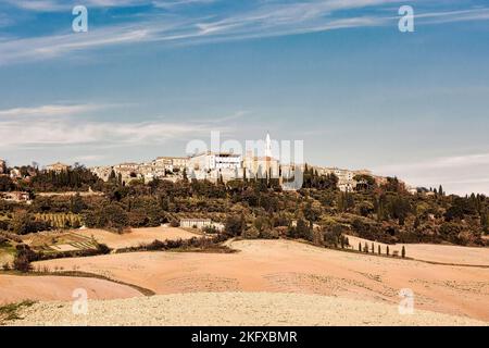 Blick vom Tal aus auf die mittelalterliche Stadt Pienza in der Toskana an einem sonnigen Herbsttag. Stockfoto