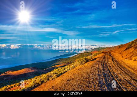 Straße auf dem Berg über Wolken in Teneriffa, Kanarische Inseln. Stockfoto
