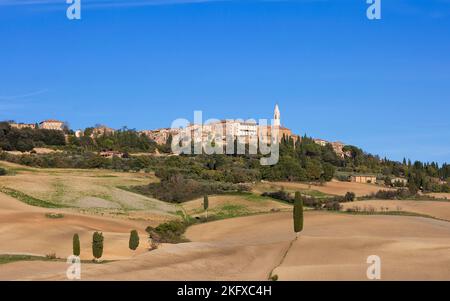 Blick vom Tal aus auf die mittelalterliche Stadt Pienza in der Toskana an einem sonnigen Herbsttag. Stockfoto