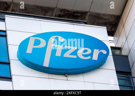 Logo-Schild oben auf dem Gebäude, in dem sich der Hauptsitz von Pfizer France befindet. Pfizer ist ein amerikanisches Pharmaunternehmen, das auf der ganzen Welt präsent ist Stockfoto