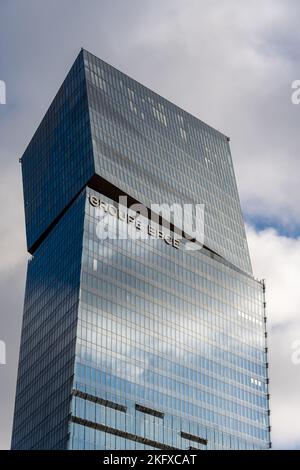 Außenansicht des Hauptquartiers der französischen Bankengruppe BPCE, die aus der Fusion der Banque Populaire und der Caisse d'Epargne-Gruppen hervorgegangen ist Stockfoto