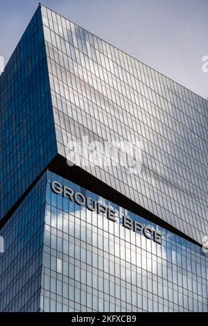 Außenansicht des Hauptquartiers der französischen Bankengruppe BPCE, die aus der Fusion der Banque Populaire und der Caisse d'Epargne-Gruppen hervorgegangen ist Stockfoto