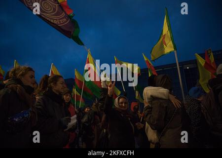 Berlin, Deutschland. 20.. November 2022. Protest am 20. November 2022 auf dem Hermannplatz in Berlin Neukölln wegen der jüngsten Angriffe des türkischen Militärs gestern Abend. Deutsche kurdische Vereinigungen haben die Luftoffensive der Türkei im Nordosten Syriens und im Nordirak verurteilt und ihre Diaspora-Gemeinschaft dazu aufgerufen, in mehreren deutschen Städten dringende Proteste abzuhalten. Das türkische Militär griff die Stadt KobanÃ® (Ayn al-Arab) im Norden Syriens an. In sozialen Netzwerken berichteten Bewohner der iranischen Stadt Mahabad von Explosionen und dem Geräusch von Schüben. Es gab auch weit verbreitete Stromausfälle. Nach d Stockfoto