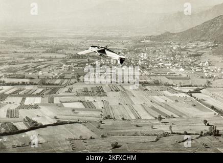 Kunstflug mit einem Zlin-Flugzeug über das westliche Piemont, nicht sehr weit vom Monviso-Berg entfernt Stockfoto